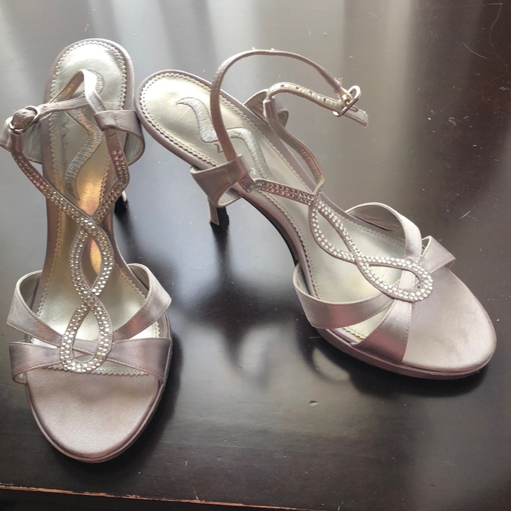 Size 9.5 Nina silver heels